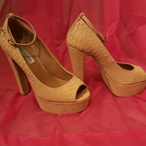 Steve Madden Snakeskin Peep toe Shoes!